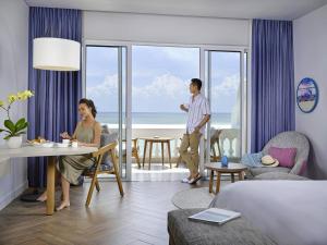 头顿Mercure Vung Tau Resort的男人和女人在海洋酒店