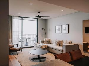 una sala de estar con un sofá y una mesa en The Sebel Yarrawonga Silverwoods, en Yarrawonga