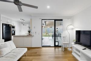 TV a/nebo společenská místnost v ubytování Springfield Family Home - 4 Bedroom with BBQ