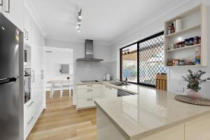 Kuchyň nebo kuchyňský kout v ubytování Springfield Family Home - 4 Bedroom with BBQ