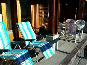 a group of chairs and tables on a patio at Gibelhüüs 2 Bettwohnung in Hasliberg Wasserwendi