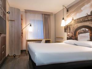 um quarto de hotel com uma cama grande e uma lareira em ibis Chia em Chía