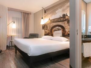 um quarto de hotel com uma cama grande e uma lareira em ibis Chia em Chía