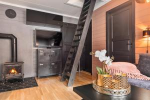 Una sala de estar con escalera y chimenea. en Norefri - Norefjell, en Ørpen 10 fotos más