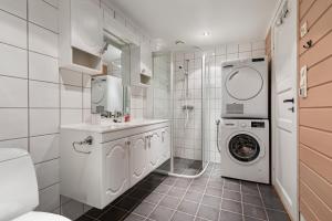 Un baño con lavadora y lavadora. en Norefri - Norefjell, en Ørpen