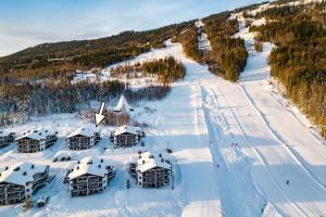 Una vista aérea de un refugio de esquí en la nieve. en Norefri - Norefjell, en Ørpen