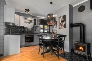 Una cocina con una mesa negra y una chimenea. en Norefri - Norefjell, en Ørpen