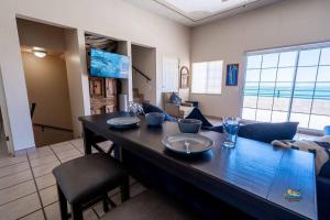 Μια τηλεόραση ή/και κέντρο ψυχαγωγίας στο Villa Las Palmas Beachview Rental - Casita de Playa