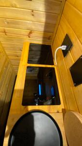 a small room with a window in a tiny house at Casa del Árbol Sesquile in Tres Esquinas