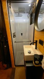 a small bathroom with a sink and a shower at Casa del Árbol Sesquile in Tres Esquinas +19 photos