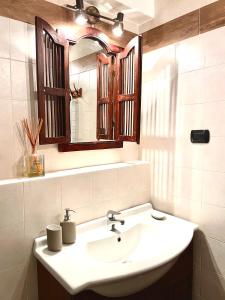 a bathroom with a sink and a mirror at Ski&Sky Studiò 85 in Pila