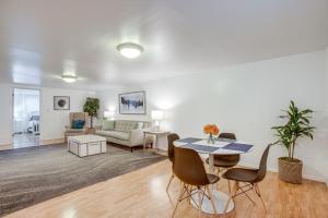 Posezení v ubytování Walk to Shops at Belmar Denver Area Home Base