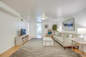 TV a/nebo společenská místnost v ubytování Walk to Shops at Belmar Denver Area Home Base