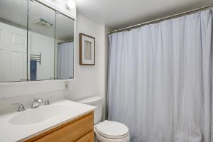 Koupelna v ubytování Walk to Shops at Belmar Denver Area Home Base + 16 fotografií