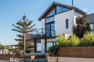 een huis met uitzicht op de oceaan bij Happy Villa in Galatás