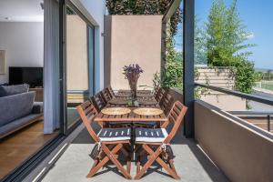een patio tafel en stoelen op een balkon bij Happy Villa in Galatás