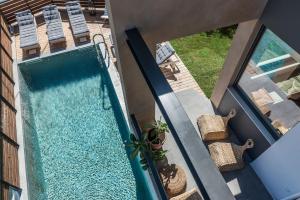 een uitzicht op een zwembad in een huis bij Happy Villa in Galatás