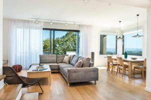 een woonkamer met een bank en een tafel bij Happy Villa in Galatás +32 foto's