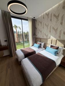Ένα ή περισσότερα κρεβάτια σε δωμάτιο στο Villa B Marrakech chambres d hôtes Piscine Zéro vis-à-vis +37 φωτογραφίες