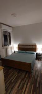 a bedroom with a large bed and two lamps at Appartamento Helena Duomo in Pisa