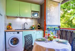 Kuchyň nebo kuchyňský kout v ubytování Elau-studio + 22 fotografií