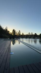 een vijver met een frisbee erin bij Vila Gramado in Gramado