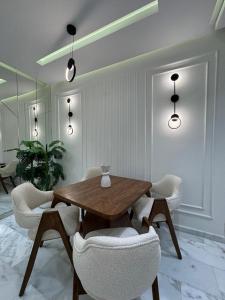 Khu vực ghế ngồi tại Luxury apartment Maarif near Stadium