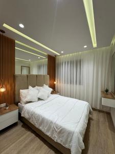 Giường trong phòng chung tại Luxury apartment Maarif near Stadium