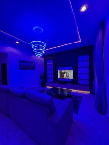 Телевизор и/или развлекательный центр в Hideout, Wuye +8 фотографий