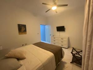 Ένα ή περισσότερα κρεβάτια σε δωμάτιο στο Jobos Family Condos +26 φωτογραφίες