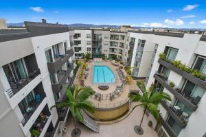 Bazén v ubytování Exclusive Suites in MDR-Venice with Pool, GYM & HotTub nebo v jeho okolí