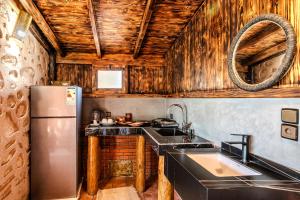 Kuchyň nebo kuchyňský kout v ubytování DAR ETTO Riad & Spa