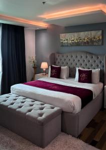 Giường trong phòng chung tại Gold Crest Grand Mall Luxury Apartments by Alvis Suite