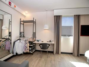 vestidor con escritorio y espejo en ibis Styles Lima Benavides Miraflores, en Lima