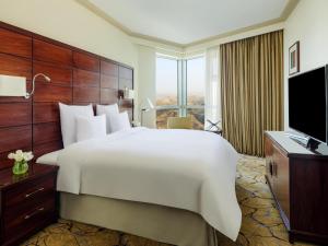 麦加Movenpick Hotel & Residences Hajar Tower Makkah的酒店房间，配有一张大床和一台电视 更多183张照片
