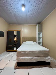 Ένα ή περισσότερα κρεβάτια σε δωμάτιο στο Quarto casal -próximo dos principais pontos turísticos