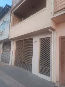 Το κτήριο όπου στεγάζεται  το δωμάτιο σε οικογενειακή κατοικία +3 φωτογραφίες