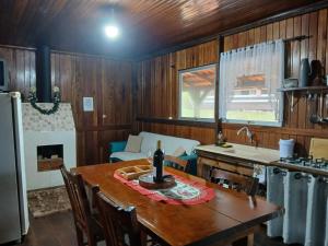 a kitchen with a table and a sink and a stove at Casas particulares Heil e Abadir in Urubici