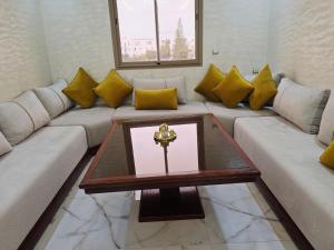 エッサウィラにあるAzur appartement essaouiraのソファとテーブルのあるリビングルーム +61枚の写真