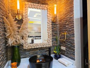 エッサウィラにあるAzur appartement essaouiraの鏡と洗面台のあるバスルーム