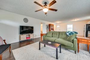 Μια τηλεόραση ή/και κέντρο ψυχαγωγίας στο 6 Mi to Mammoth Cave! Mtn-View Home with Fire Pit