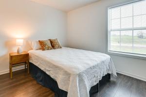 Ένα ή περισσότερα κρεβάτια σε δωμάτιο στο 6 Mi to Mammoth Cave! Mtn-View Home with Fire Pit