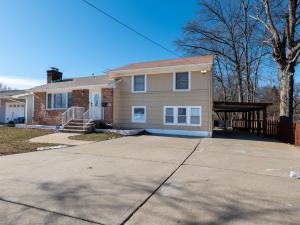 ein Haus mit einer Auffahrt davor in der Unterkunft New Apt Lake Park Station EWR Airport Path Train Subway Bus Hospital NJ NYC in Rahway