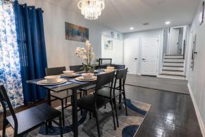 ein Esszimmer mit einem schwarzen Tisch und Stühlen in der Unterkunft New Apt Lake Park Station EWR Airport Path Train Subway Bus Hospital NJ NYC in Rahway