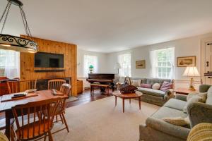 Posezení v ubytování Sky Parlor Farm on 480 Acres with Fire Pit!