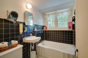 Koupelna v ubytování Sky Parlor Farm on 480 Acres with Fire Pit! + 16 fotografií