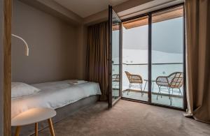 Ένα ή περισσότερα κρεβάτια σε δωμάτιο στο Aurora Peak Luxury Suites