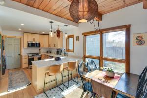 伊格尔Group Ski Retreat Drive to Beaver Creek and Vail!的厨房兼餐厅，配有桌椅