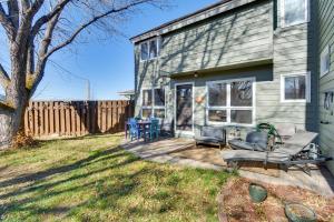 伊格尔Group Ski Retreat Drive to Beaver Creek and Vail!的房子上的带椅子和桌子的露台