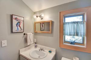 伊格尔Group Ski Retreat Drive to Beaver Creek and Vail!的带水槽和窗户的浴室 更多17张照片